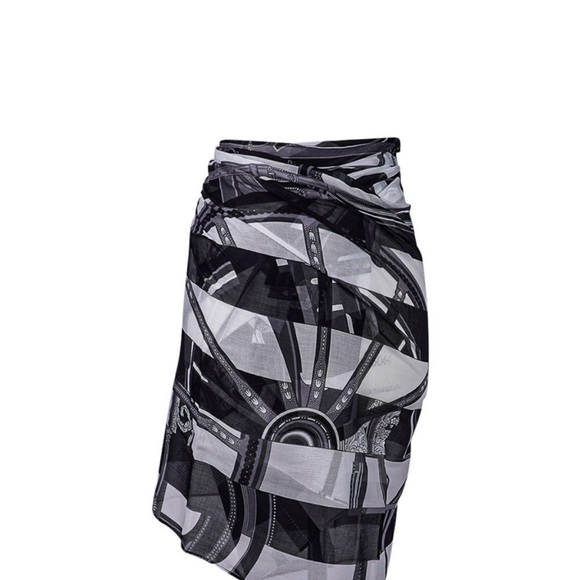 Hermes Bain Pareo Berliner’s Bayade 100% cotton, black, grey, white, 26” by 68”. - Picture 7 of 16